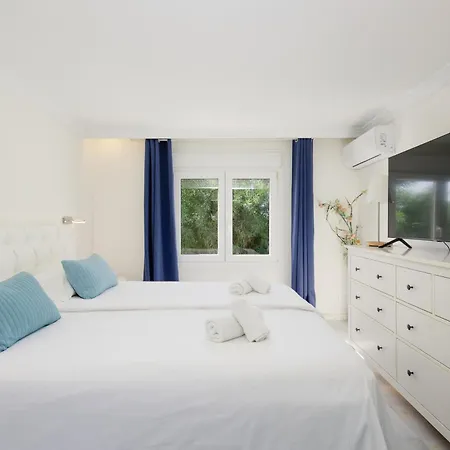 Hébergement de vacances Marbella, Costabella - Beachfront With Heated Pool *