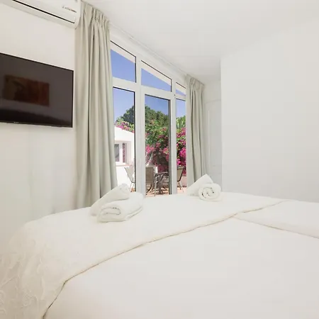 6 Bedroom Villa, With Heated Pool And Sea Views, Next To The Of Costabella Будинок відпочинку Марбелья