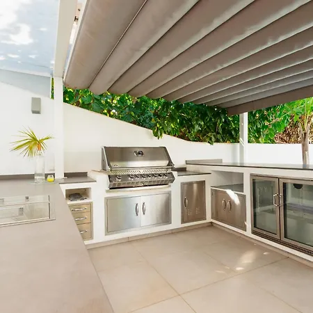 Будинок відпочинку 6 Bedroom Villa, With Heated Pool And Sea Views, Next To The Of Costabella