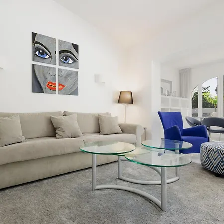Будинок відпочинку 6 Bedroom Villa, With Heated Pool And Sea Views, Next To The Of Costabella