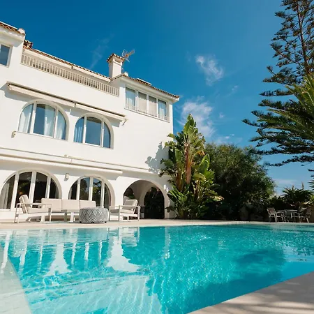 6 Bedroom Villa, With Heated Pool And Sea Views, Next To The Of Costabella Марбелья
