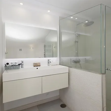 Будинок відпочинку 6 Bedroom Villa, With Heated Pool And Sea Views, Next To The Of Costabella Марбелья