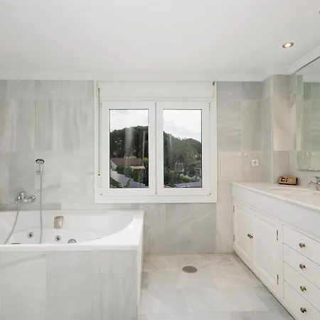 Будинок відпочинку 6 Bedroom Villa, With Heated Pool And Sea Views, Next To The Of Costabella