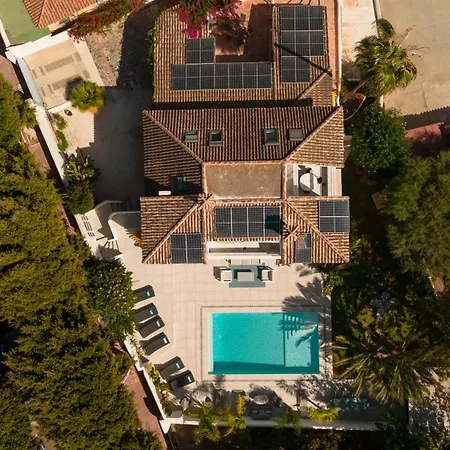 Будинок відпочинку 6 Bedroom Villa, With Heated Pool And Sea Views, Next To The Of Costabella Марбелья
