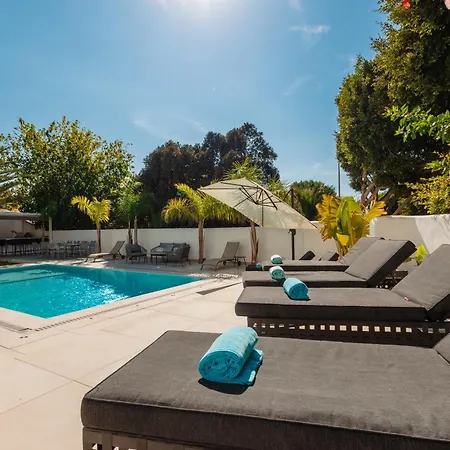Будинок відпочинку 6 Bedroom Villa, With Heated Pool And Sea Views, Next To The Of Costabella