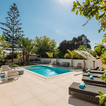 Будинок відпочинку 6 Bedroom Villa, With Heated Pool And Sea Views, Next To The Of Costabella