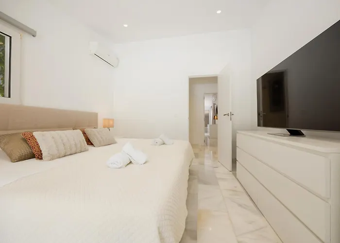 Marbella, Costabella - Beachfront With Heated Pool Dom wakacyjny *