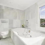 Будинок відпочинку Marbella, Costabella - Beachfront With Heated Pool Марбелья
