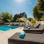 Будинок відпочинку Marbella, Costabella - Beachfront With Heated Pool
