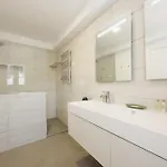 Marbella, Costabella - Beachfront With Heated Pool Будинок відпочинку Марбелья