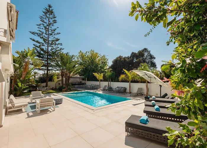 Будинок відпочинку Marbella, Costabella - Beachfront With Heated Pool