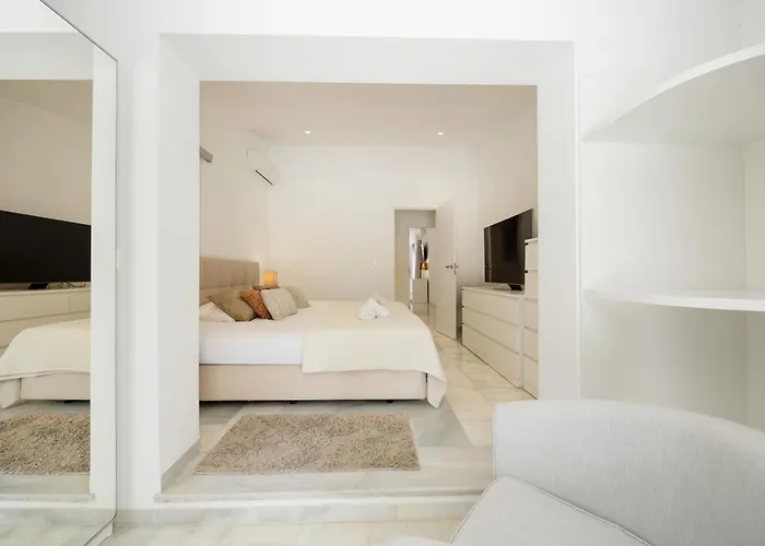 Будинок відпочинку Marbella, Costabella - Beachfront With Heated Pool *