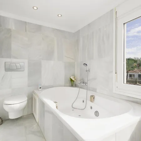 בית נופש Marbella, Costabella - Beachfront With Heated Pool מארבלה