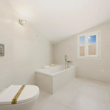 Marbella, Costabella - Beachfront With Heated Pool בית נופש מארבלה