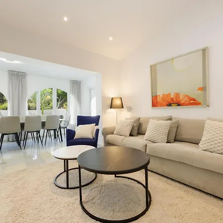 בית נופש Marbella, Costabella - Beachfront With Heated Pool מארבלה